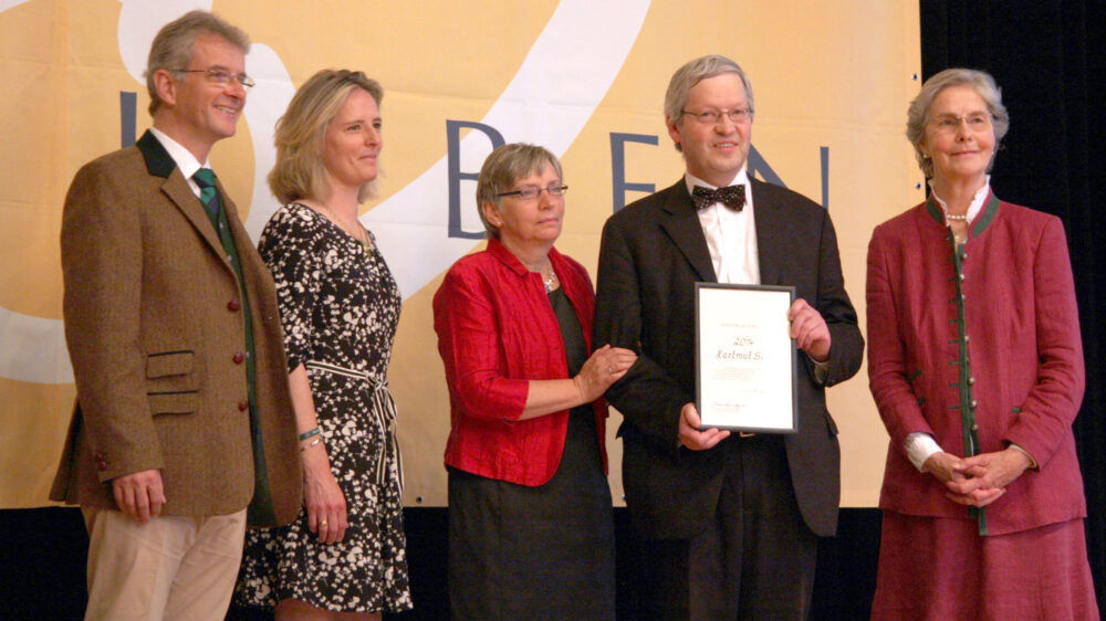 Hartmut Steeb (zweiter von rechts) hat den Stiftungspreis 2014 der Stiftung Ja zum Leben bekommen
