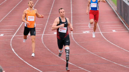 Oscar Pistorius (Mitte) twitterte am Wochenende fromme Texte