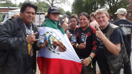 Roul Åkesson (r.) mit Wacken-Besuchern aus Mexiko. Die Metal-Bibel hat sein Team als spanische Ausgabe dabei