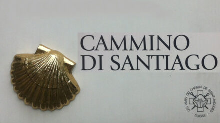 Ein Schild mit Jakobsmuschel markiert eine Station auf dem Jakobsweg im Tessin (Schweiz)