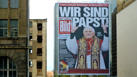 Gebäudewerbung der Bild-Zeitung in Berlin. Weniger werbend sind die Zahlen des Deutschen Presserats zur auflagenstärksten deutschen Zeitung