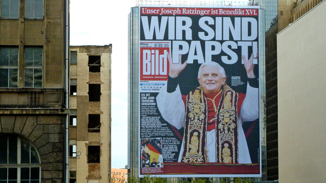 Gebäudewerbung der Bild-Zeitung in Berlin. Weniger werbend sind die Zahlen des Deutschen Presserats zur auflagenstärksten deutschen Zeitung