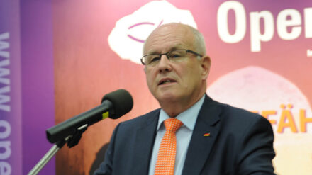 Kauder rechtfertigte Waffenlieferungen an die Kurden im Irak und erklärte, Deutschland müsse offen für Flüchtlinge aus Krisenländern sein