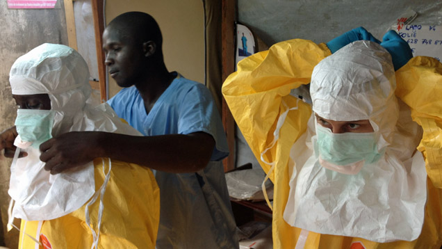 Mediziner kämpfen in Afrika unter größten Sicherheitsbedingungen gegen das Ebola-Virus. Homöopathie hat da keinen Platz, findet ein Autor des Tagesspiegel