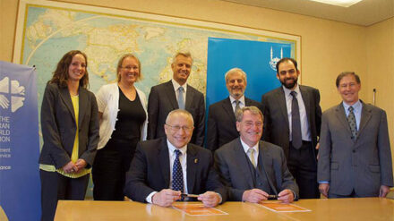 Der Chef von „Islamic Relief Worldwide“, Mohamed Ashmawey (erste Reihe, links), und der Direktor der Abteilung für Weltdienst des Lutherischen Weltbundes (LWB), Eberhard Hitzler (rechts) bei der Unterzeichnung des Memorandums zur gemeinsamen Zusammen