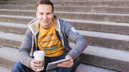 Man schaut immer noch zusammen fernsehen, sitzt dabei aber nicht mehr unbedingt auf derselben Couch, sagt Medienprofi Richard Gutjahr