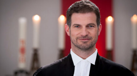 Ist ab 4. Oktober in zwölf weiteren Folgen als Herzensbrecher zu sehen: Simon Böer alias Pfarrer Tabanarius