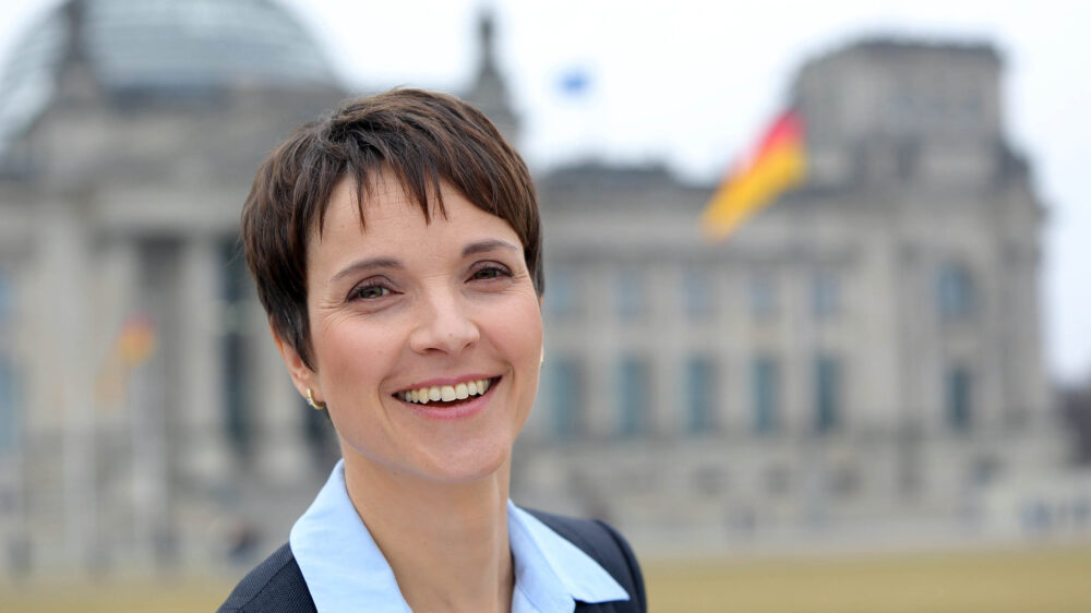Frauke Petry ist im Sächsischen Landtag die Fraktionsvorsitzende der AfD. Während ihrer Partei Rechtspopulismus vorgeworfen wird, will sie sich weder politisch rechts noch links verorten