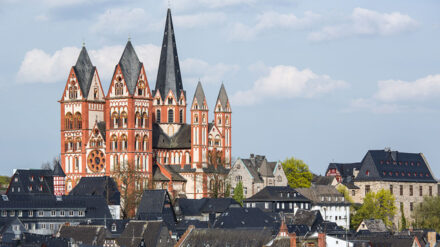 Das Bistum Limburg – hier mit dem Dom – wurde aufgrund der Verschwendung beim Bau des Bischofssitzes zum Synonym für die Verschwendung in der Katholischen Kirche