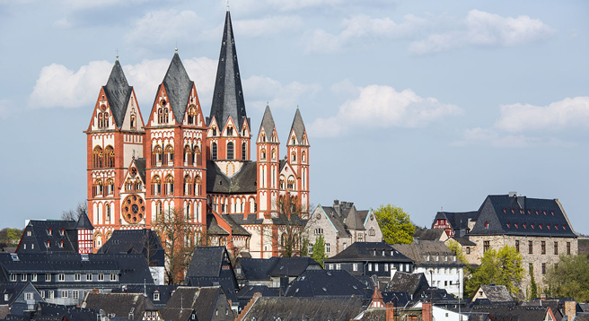 Das Bistum Limburg – hier mit dem Dom – wurde aufgrund der Verschwendung beim Bau des Bischofssitzes zum Synonym für die Verschwendung in der Katholischen Kirche