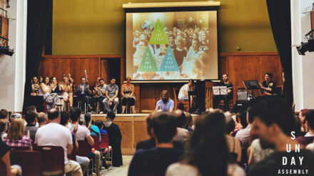 Bei atheistischen Sonntagsversammlungen kommen in London Hunderte zusammen, um zu singen, einem Vortrag zu lauschen und sich auszutauschen