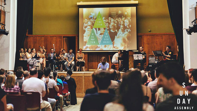 Bei atheistischen Sonntagsversammlungen kommen in London Hunderte zusammen, um zu singen, einem Vortrag zu lauschen und sich auszutauschen