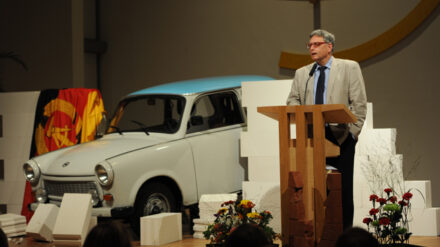 Idea-Leiter Matthies beschreibt die Haltung der Kirche nach der Wiedervereinigung Deutschlands als zurückhaltend