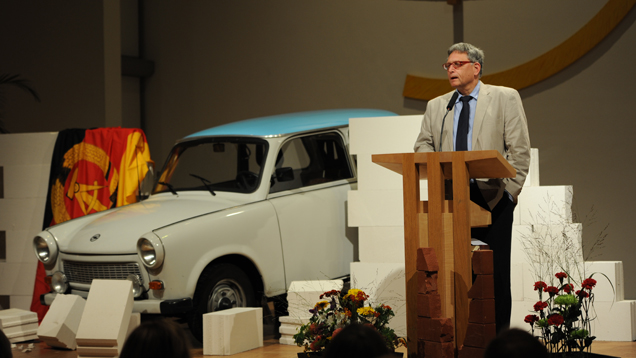 Idea-Leiter Matthies beschreibt die Haltung der Kirche nach der Wiedervereinigung Deutschlands als zurückhaltend