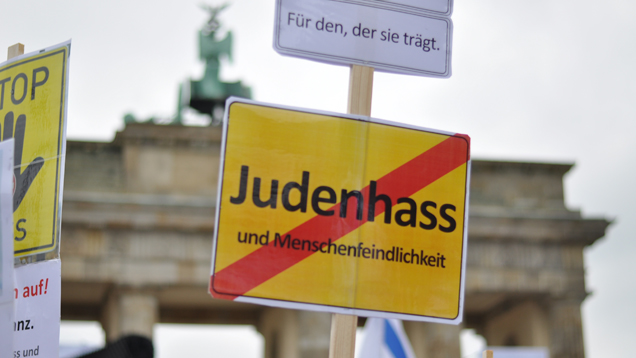 Bei einer Demonstration vor dem Brandenburger Tor in Berlin ...