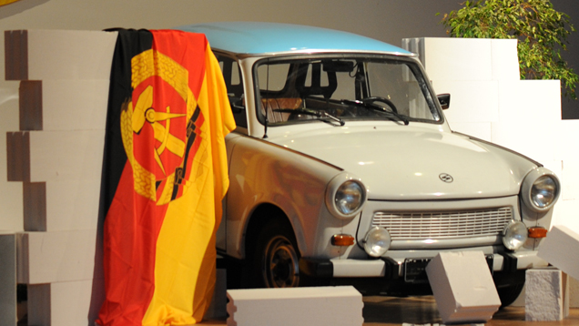 Bühnendeko: DDR-Fahne, Trabbi und „Mauer“