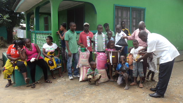 Die Heilsarmee verteilt Lebensmittel, Desinfektionsmittel und Hygieneartikel, damit sich Menschen gegen die Ebolaseuche schützen können
