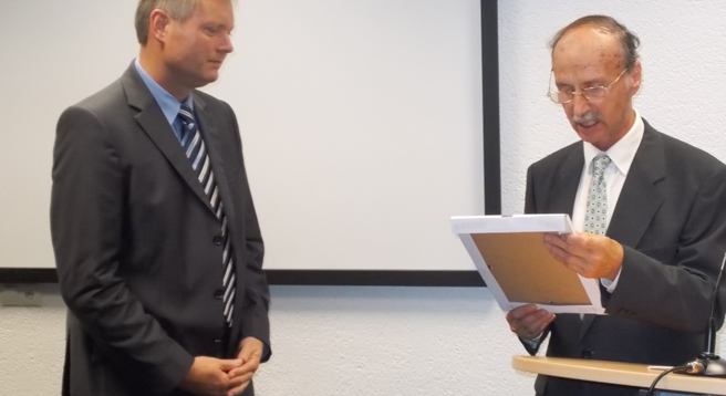 Der Stifter des Preises, Wolfgang Link, verliest die Urkunde, die Markus Rode in Vertretung für Bruder Andrew entgegennimmt