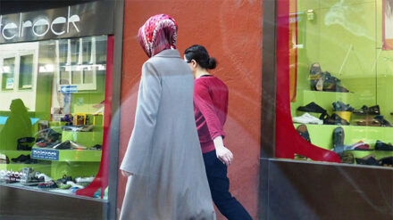 Das Bundesarbeitsgericht in Erfurt entschied: Kirchliche Einrichtungen dürfen ihren Mitarbeitern das muslimische Kopftuch im Dienst verbieten