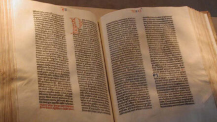 Eine Hörspielreihe widmet sich auf hr2-Kultur dem "Buch der Bücher"