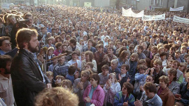 Triumph der friedlichen Demonstranten: Am 30. Oktober 1989 hatten sich vor dem Plauener Rathaus 40.000 Menschen versammelt