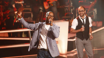 Kirk Smith (l.) mit seinem Battle-Partner. Am Freitag singt der fünffache Vater bei „The Voice of Germany“ um das Weiterkommen in der Show