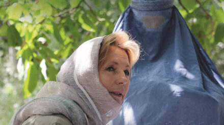 Maria von Welser im Gespräch mit einer afghanischen Frau über deren Situation