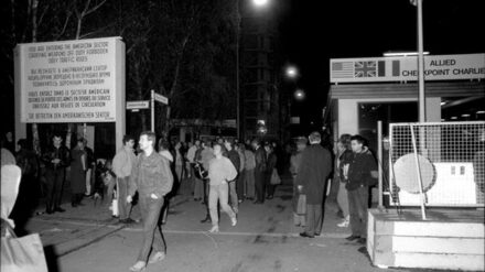 Die Grenzen sind offen: Die Menschen passieren endlich den Checkpoint Charlie