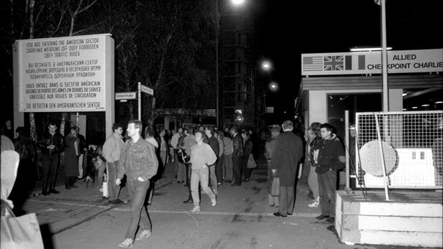 Die Grenzen sind offen: Die Menschen passieren endlich den Checkpoint Charlie