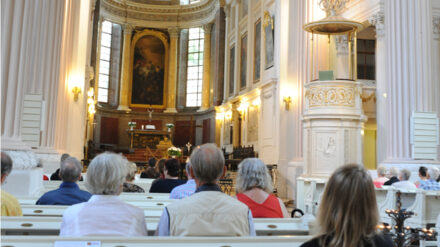 1989 war die Nikolaikirche zu Friedensgebeten überfüllt. Heute bleiben viele Plätze frei. Die Kirche hat als Institution ihre gesellschaftliche Verankerung in der ostdeutschen Gesellschaft verloren, stellt der Historiker Thomas Großbölting fest