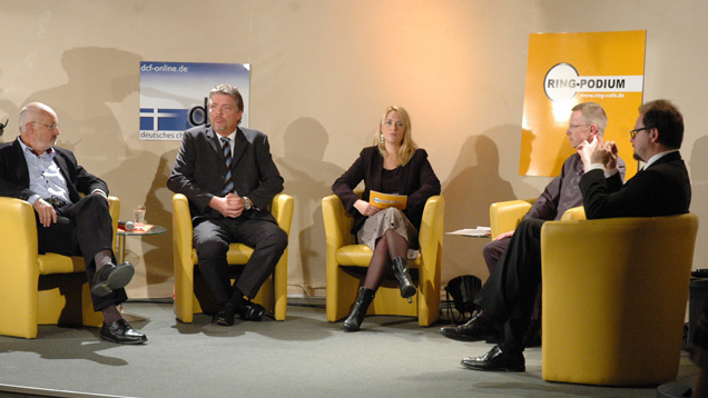 Wie radikal ist das Christentum und ist Wahrheit wichtiger als Barmherzigkeit? Fragen bei der Podiumsdiskussion „Mission unter richtiger Flagge“. Reinhard Steinbruch, Jens Wätjen, Moderatorin Maja Gille, Frank Martin, Frank Heinrich (v.l.)