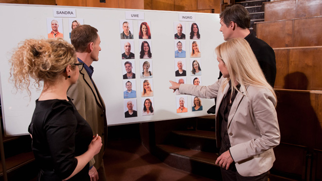 Martin Dreyer (rechts hinten) am Planungsboard, das in einem leeren Hörsaal in Szene gesetzt wurde