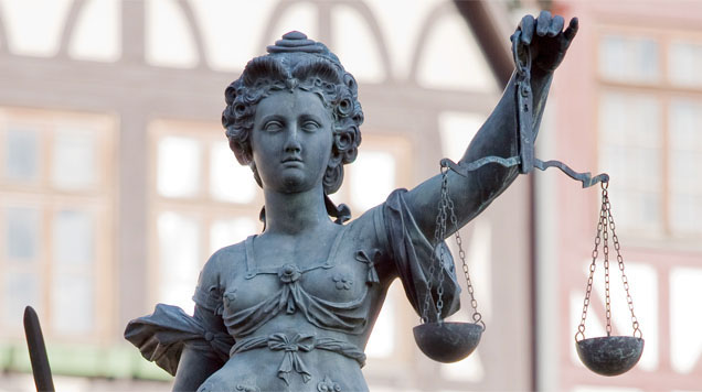 Justitia am Frankfurter Gerechtigkeitsbrunnen: Gerichte dürfen sich nicht über das kirchliche Selbstverständnis hinwegsetzen, solange dieses nicht dem Verfassungsrecht entgegen steht