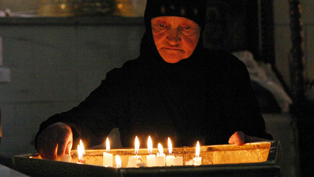 Eine Christin in Syrien brennt Kerzen an. Nicht nur Christen leiden unter der Lage im Land