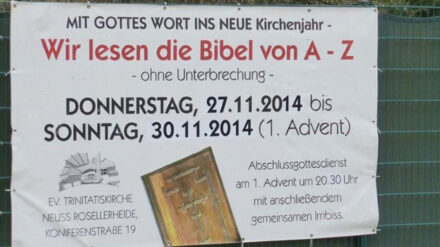 Mit großen Plakaten wirbt die Kirchengemeinde für die Durchführung