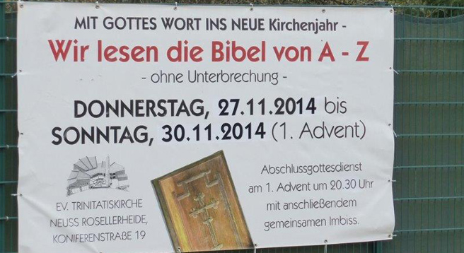 Mit großen Plakaten wirbt die Kirchengemeinde für die Durchführung