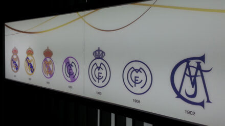 Im "Real-Madrid-Museum" gibt es auch ein Schaubild über die Historie des Vereinswappens