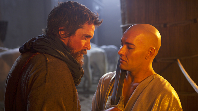 (v.l.) Moses (Christian Bale) und Ramses (Joel Edgerton) im Zweikampf