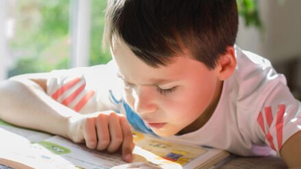 Kinder sollen unbeschwert lernen. Wie viel Sexualität für die Erziheung dienlich ist, darüber streitet sich die Gesellschaft gerade