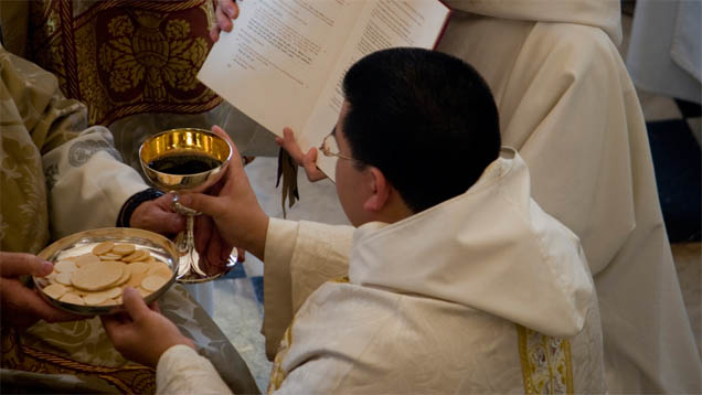 Weil es in Deutschland immer weniger Priester gibt, holt sich die Katholische Kirche Unterstützung aus dem Ausland