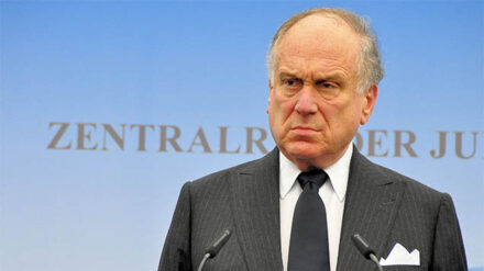 Für ihn wäre es „scheinheilig“, nicht gegen Christenverfolgung zu protestieren, schreibt Ronald S. Lauder, Präsident des Jüdischen Weltkongresses, Im aktuellen Spiegel