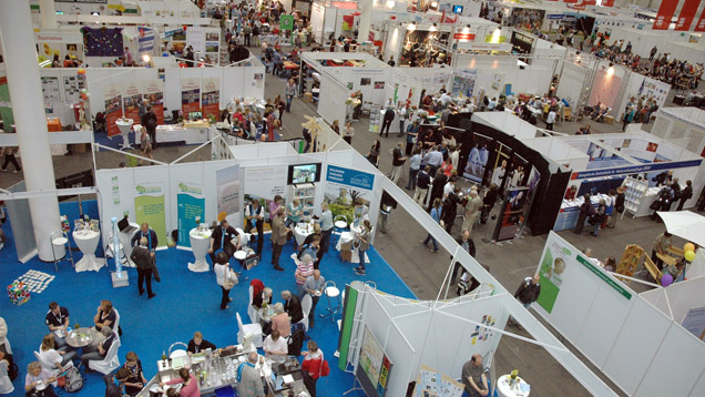 Die "Bruderschaft des Weges" darf sich nicht beim Kirchentag 2015 präsentieren (Archivbild: Markt der Möglichkeiten beim Kirchentag 2014)