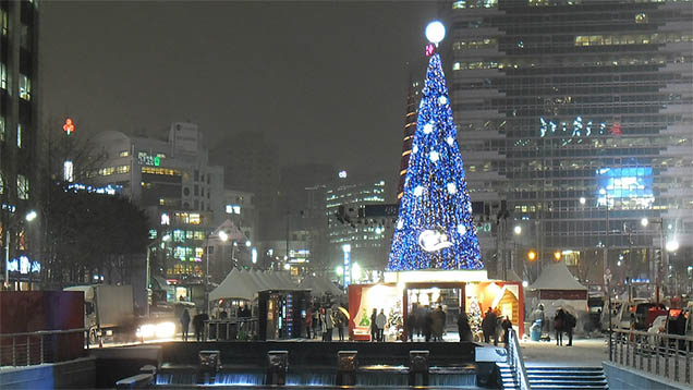 Nicht wie hie in der Hauptstadt Seoul steht der Weihnachtsbaum des Anstoßes, sondern an der Grenze zum atheistischen Nachbarn im Norden