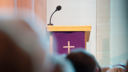 Bleiben ab 2017 viele Kanzeln in den Kirchen leer? Ob der Kirchgang zum Luxus wird, fragt sich die Frankfurter Allgemeine Sonntagszeitung