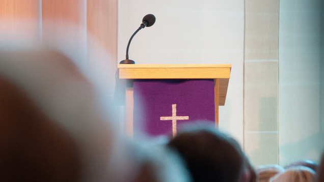 Bleiben ab 2017 viele Kanzeln in den Kirchen leer? Ob der Kirchgang zum Luxus wird, fragt sich die Frankfurter Allgemeine Sonntagszeitung