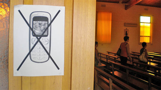 Weil ihn das Handygeklingel im Gottesdienst störte, installierte ein Priester aus Neapel in seiner Kirche einen Störsender. Sehr zum Leidwesen der Anwohner