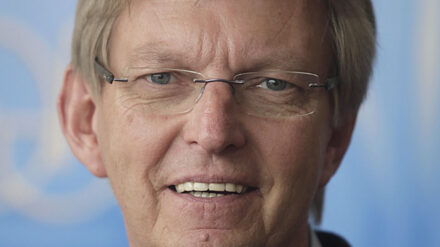 Der Journalist Michael Konken macht auf die gesellschaftliche Relevanz von Satire aufmerksam