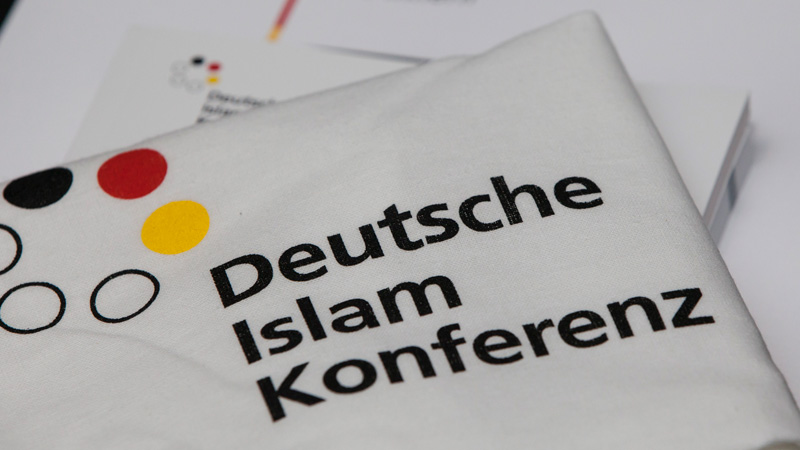 Die Deutsche Islamkonferenz soll die religionspolitische Anbindung von Muslimen in Deutschland beschleunigen