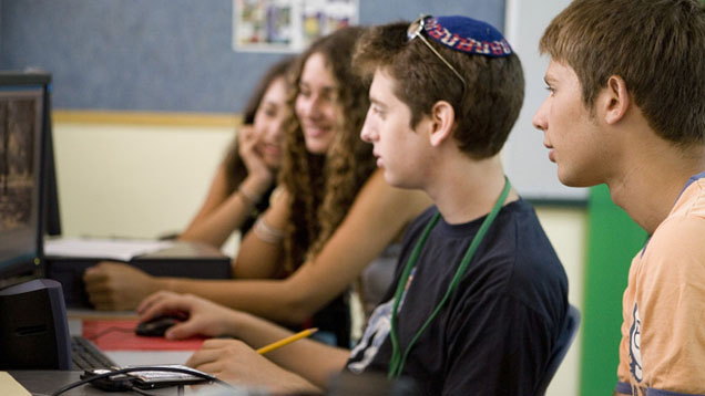 In Israels Schulen steht der Holocaust direkt auf dem Lehrplan – wie in 56 weiteren untersuchten Ländern und Gebieten. (Archivbild)