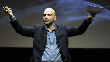 Der italienische Autor Roberto Saviano weiß, was es heißt, für Meinungsfreiheit zu kämpfen. Er steht selbst unter Polizeischutz